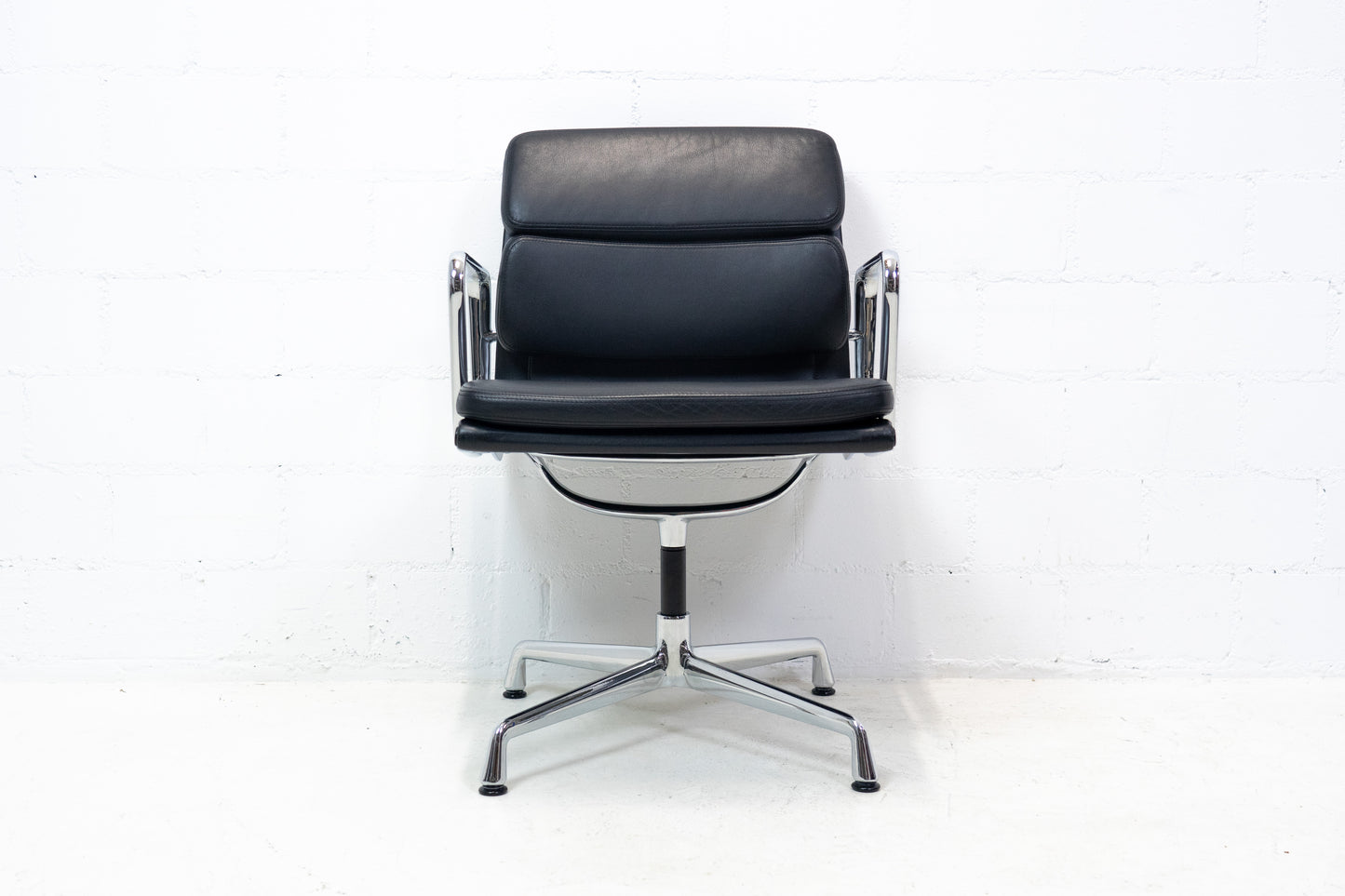 Vitra Eames Aluminium Chair EA 208 Leder Nr. 3