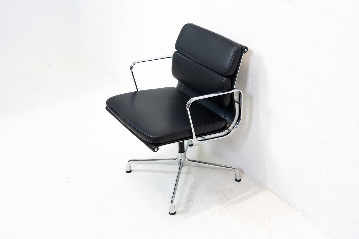 Vitra Eames Aluminium Chair EA 208 Leder Nr. 3