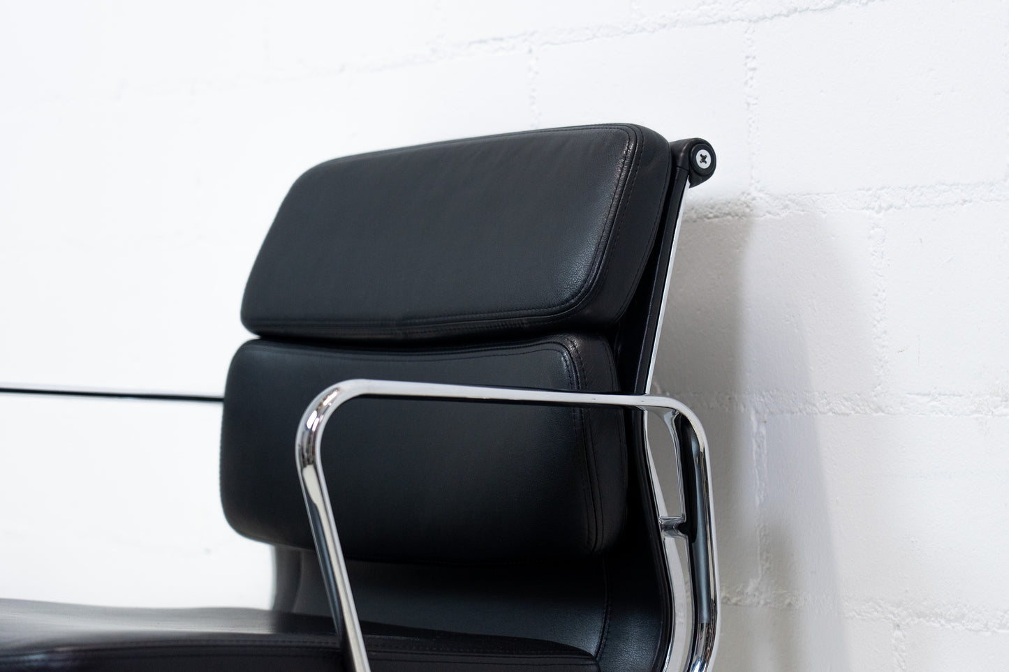 Vitra Eames Aluminium Chair EA 208 Leder Nr. 3