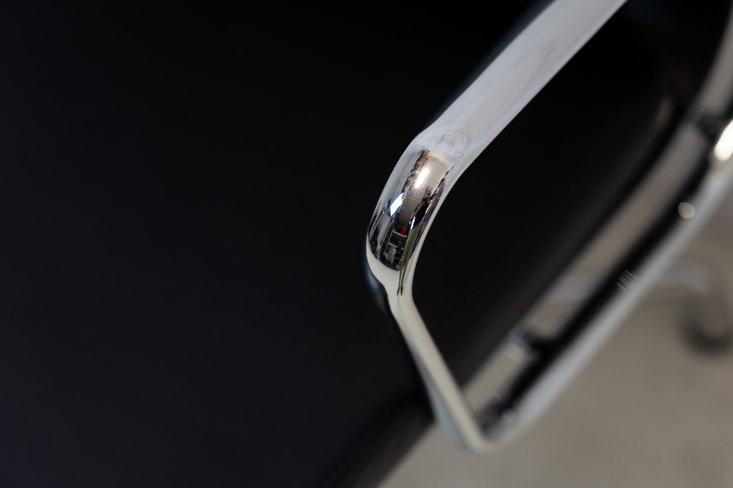 Vitra Eames Aluminium Chair EA 208 Leder Nr. 3