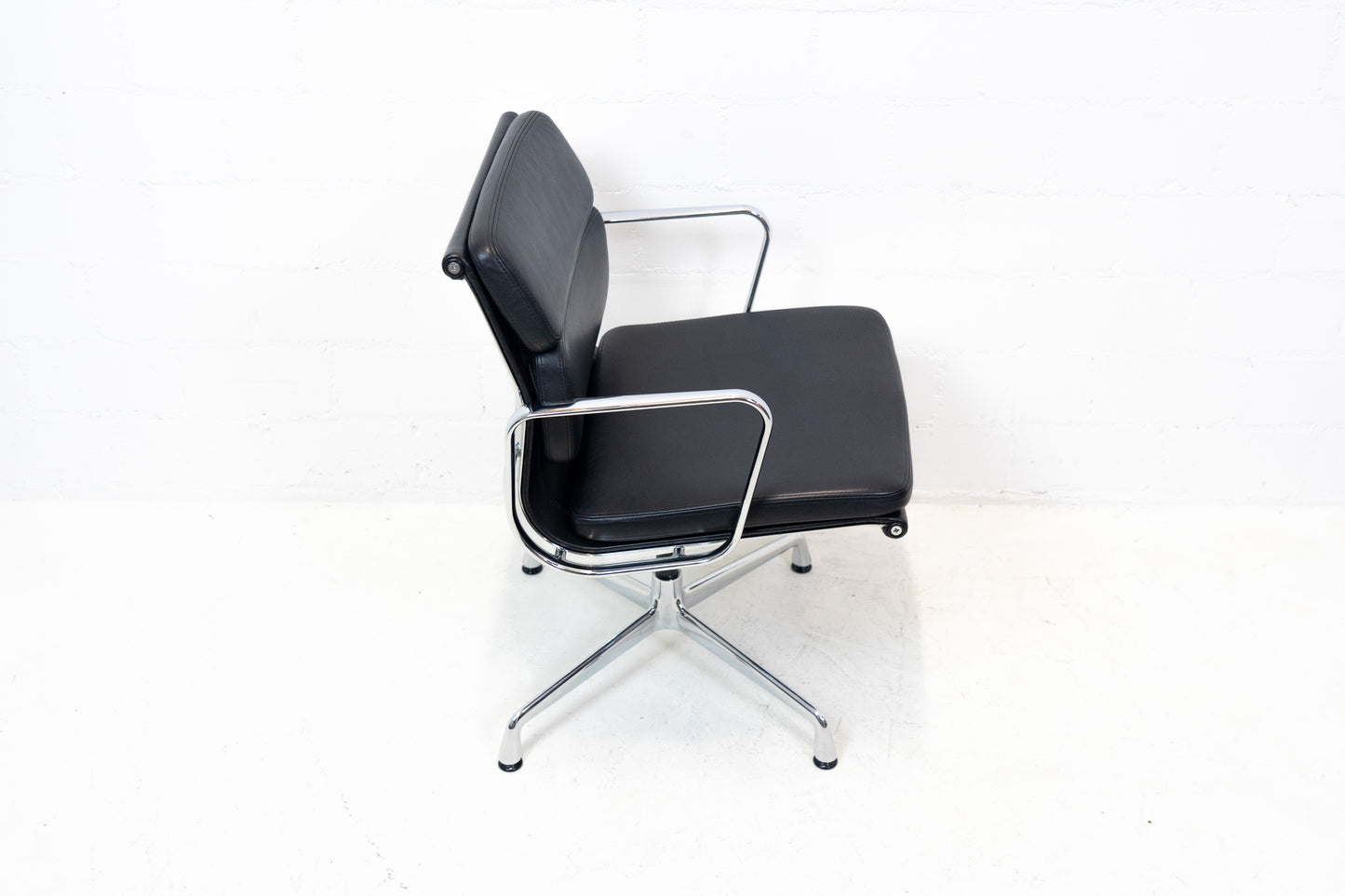 Vitra Eames Aluminium Chair EA 208 Leder Nr. 3
