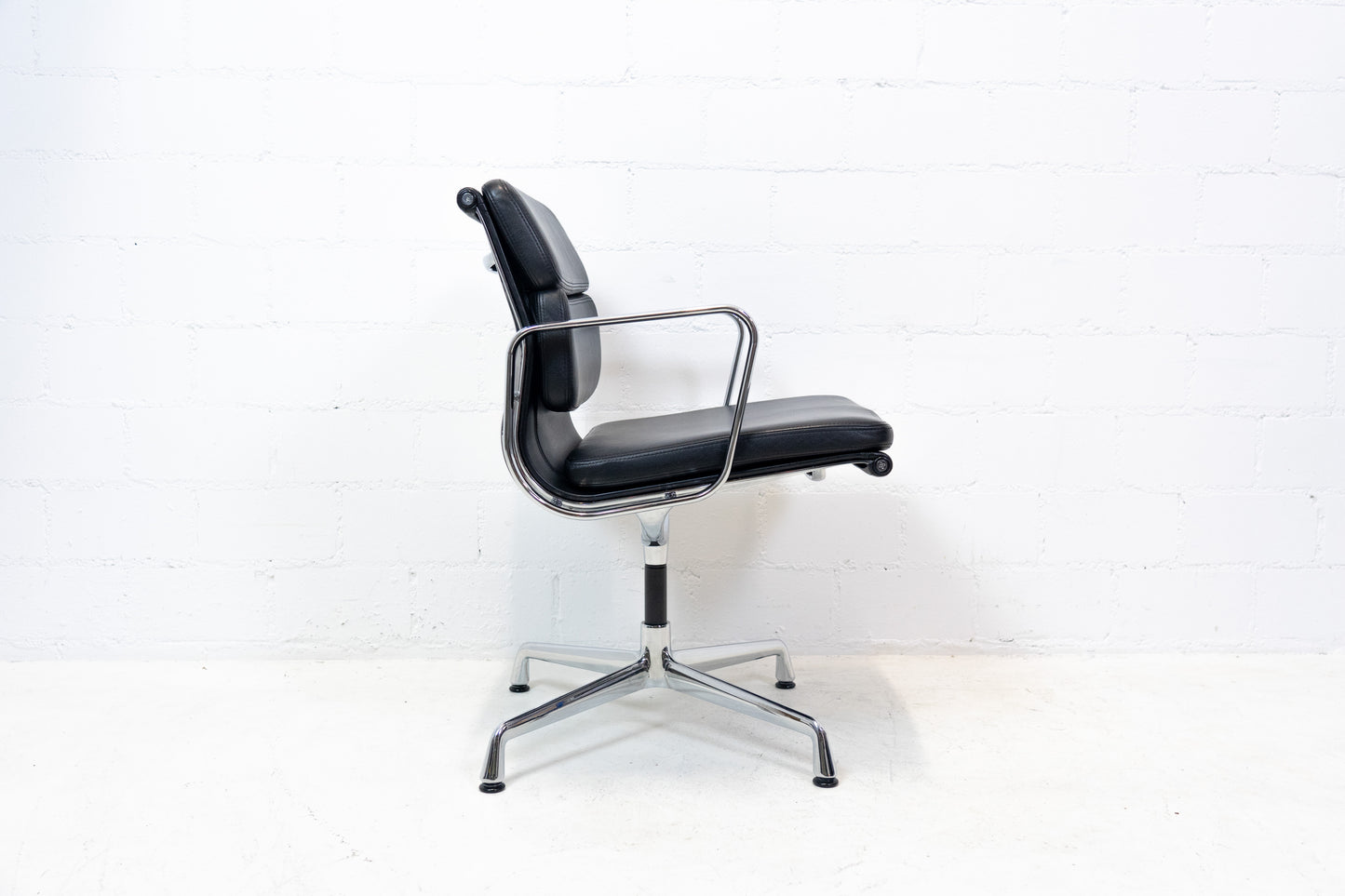 Vitra Eames Aluminium Chair EA 208 Leder Nr. 3