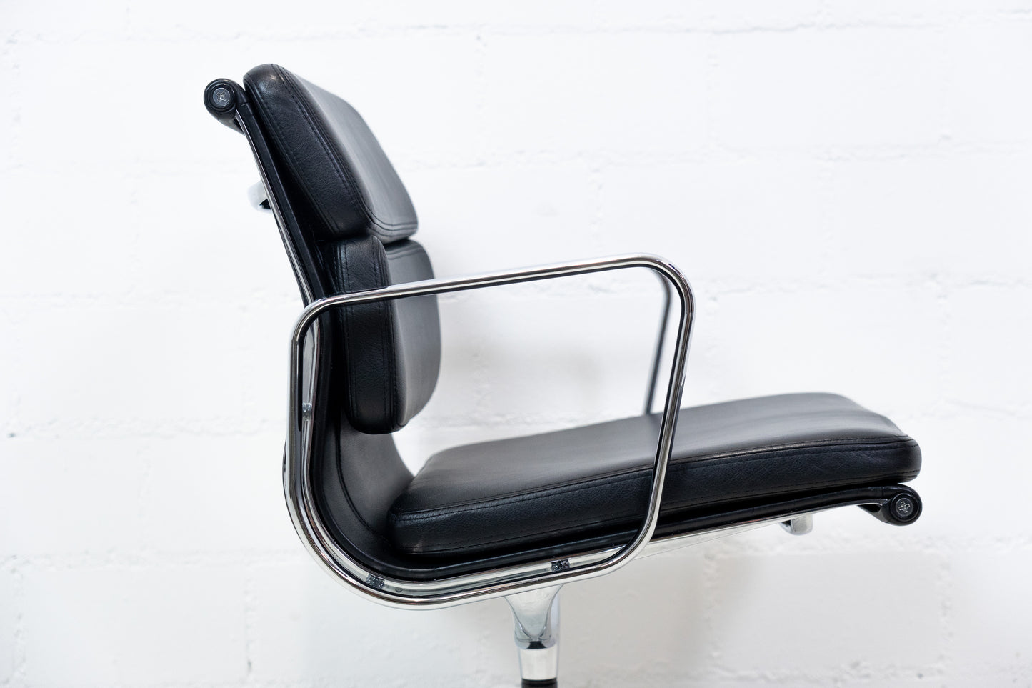 Vitra Eames Aluminium Chair EA 208 Leder Nr. 3