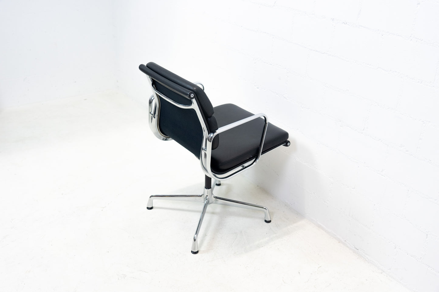 Vitra Eames Aluminium Chair EA 208 Leder Nr. 3