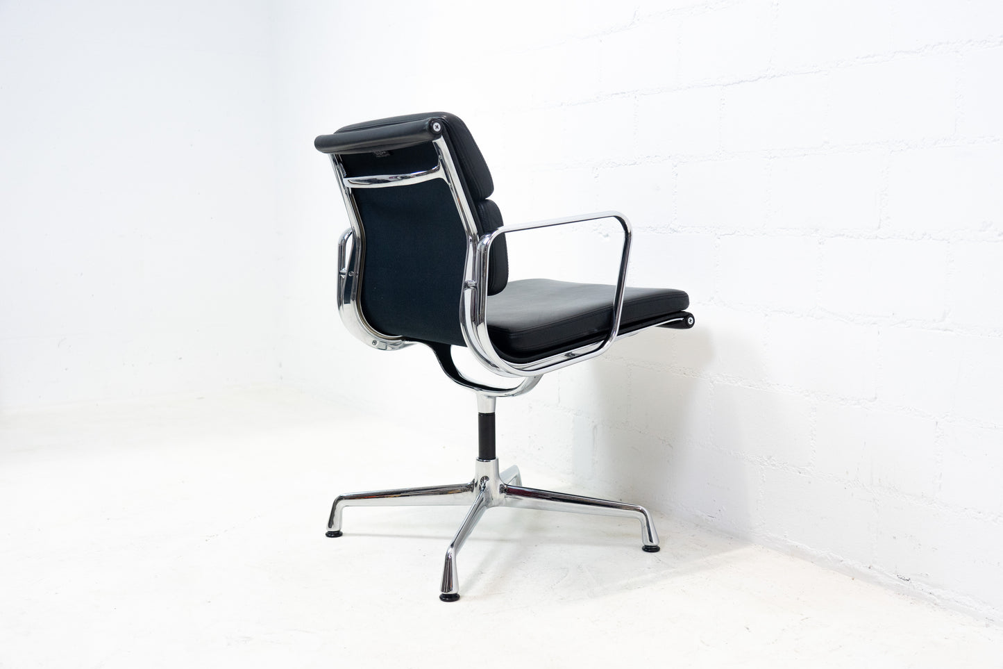 Vitra Eames Aluminium Chair EA 208 Leder Nr. 3