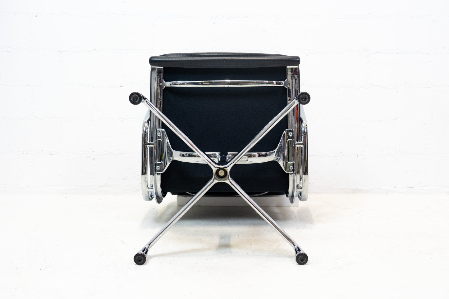 Vitra Eames Aluminium Chair EA 208 Leder Nr. 3