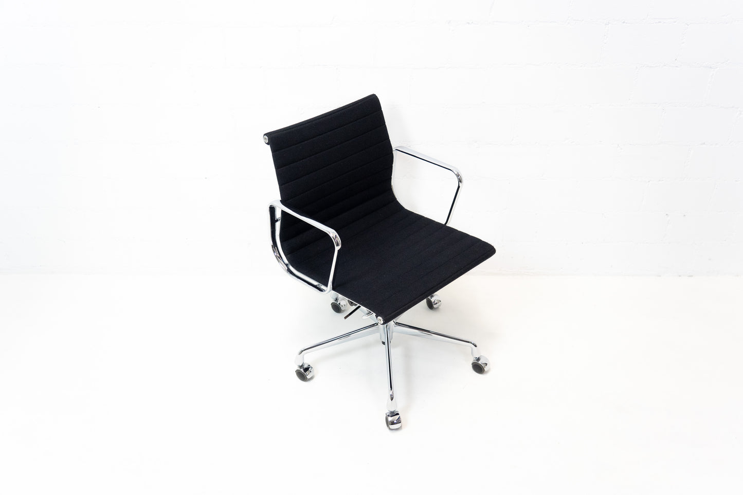 Vitra Aluminium Chair EA 117 Hopsak Nr. 2