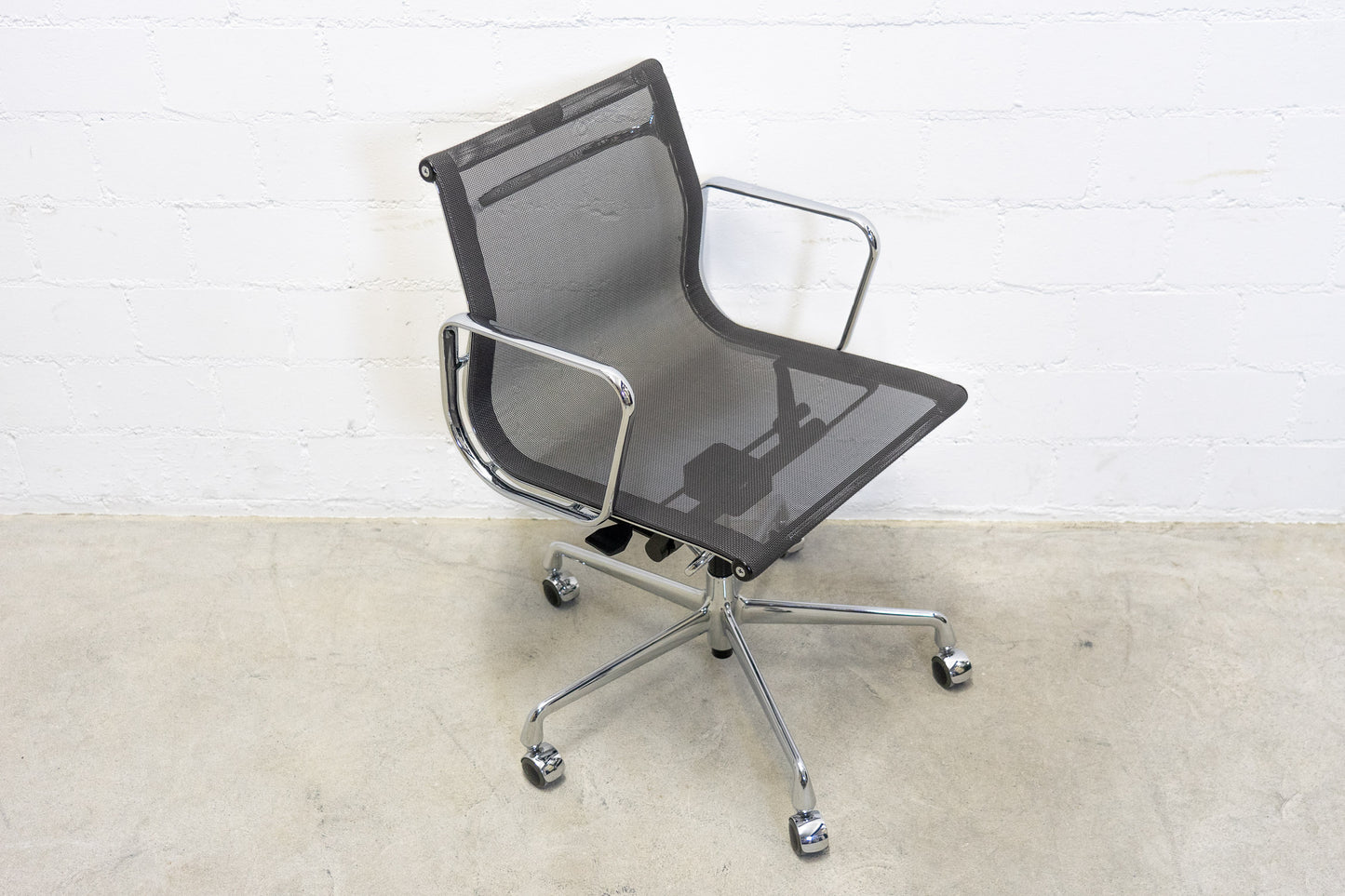 Vitra Aluminium Chair EA 117 Netz