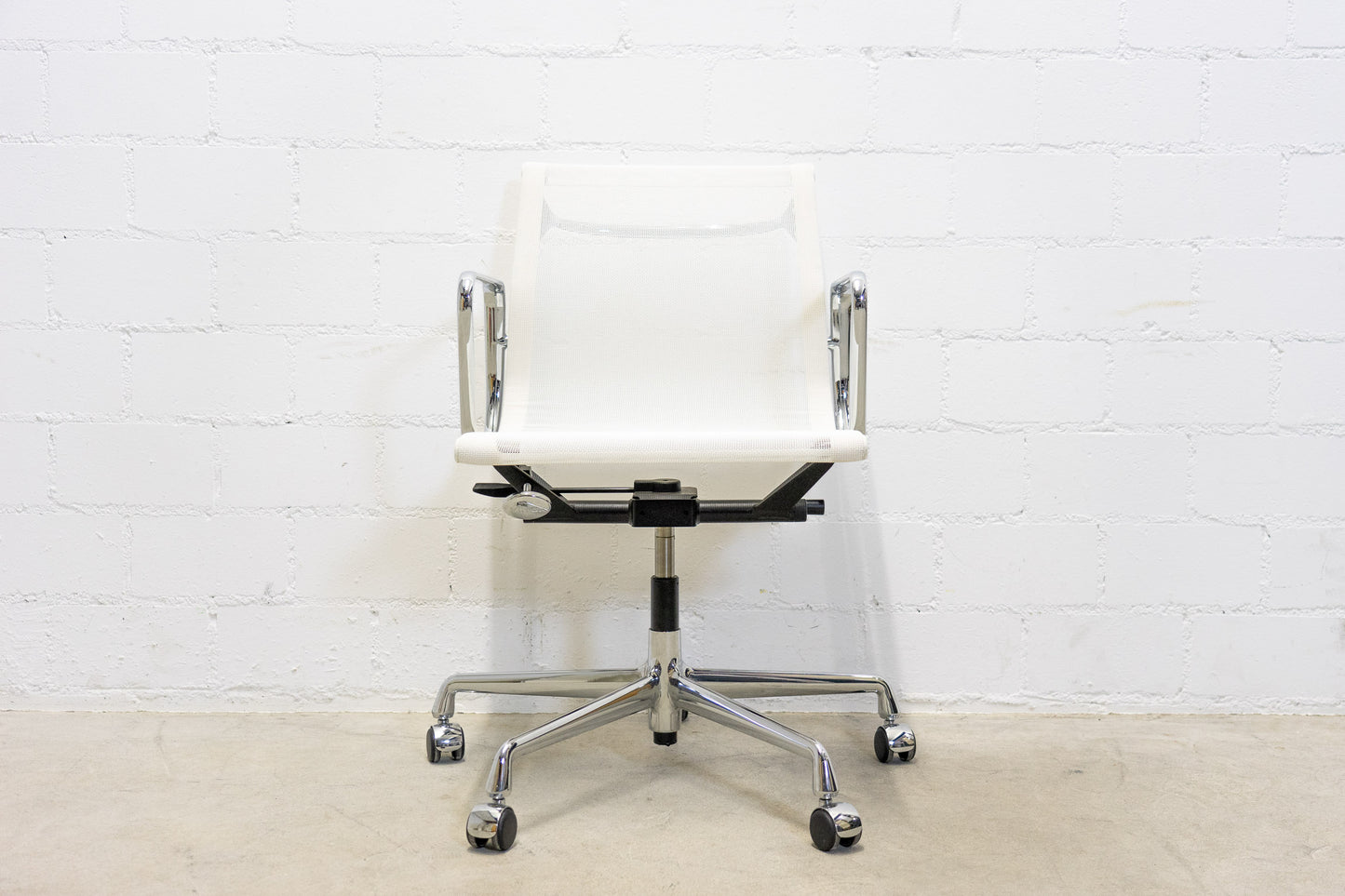 Vitra Aluminium Chair EA 117 Netz Weiss