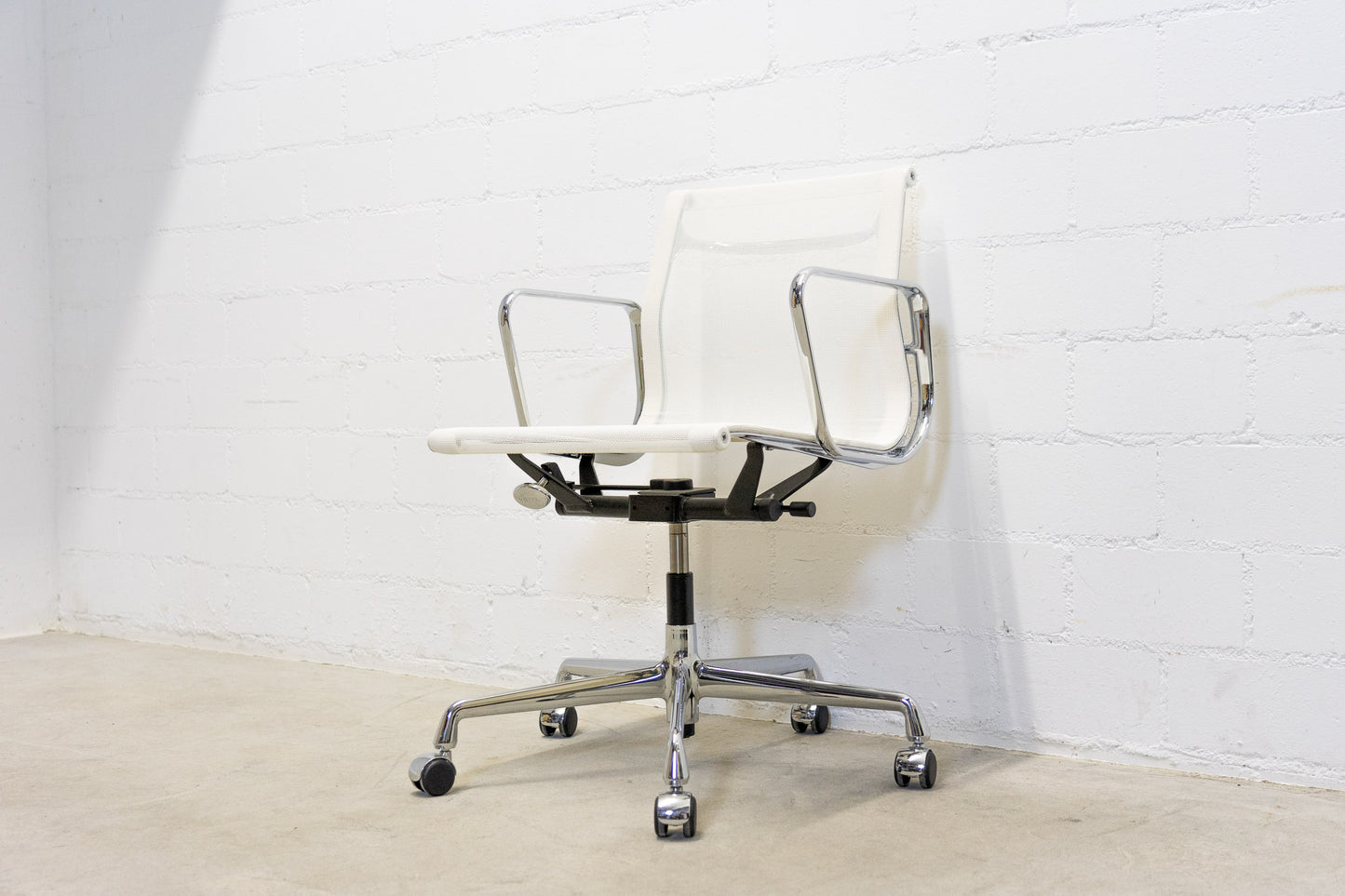 Vitra Aluminium Chair EA 117 Netz Weiss