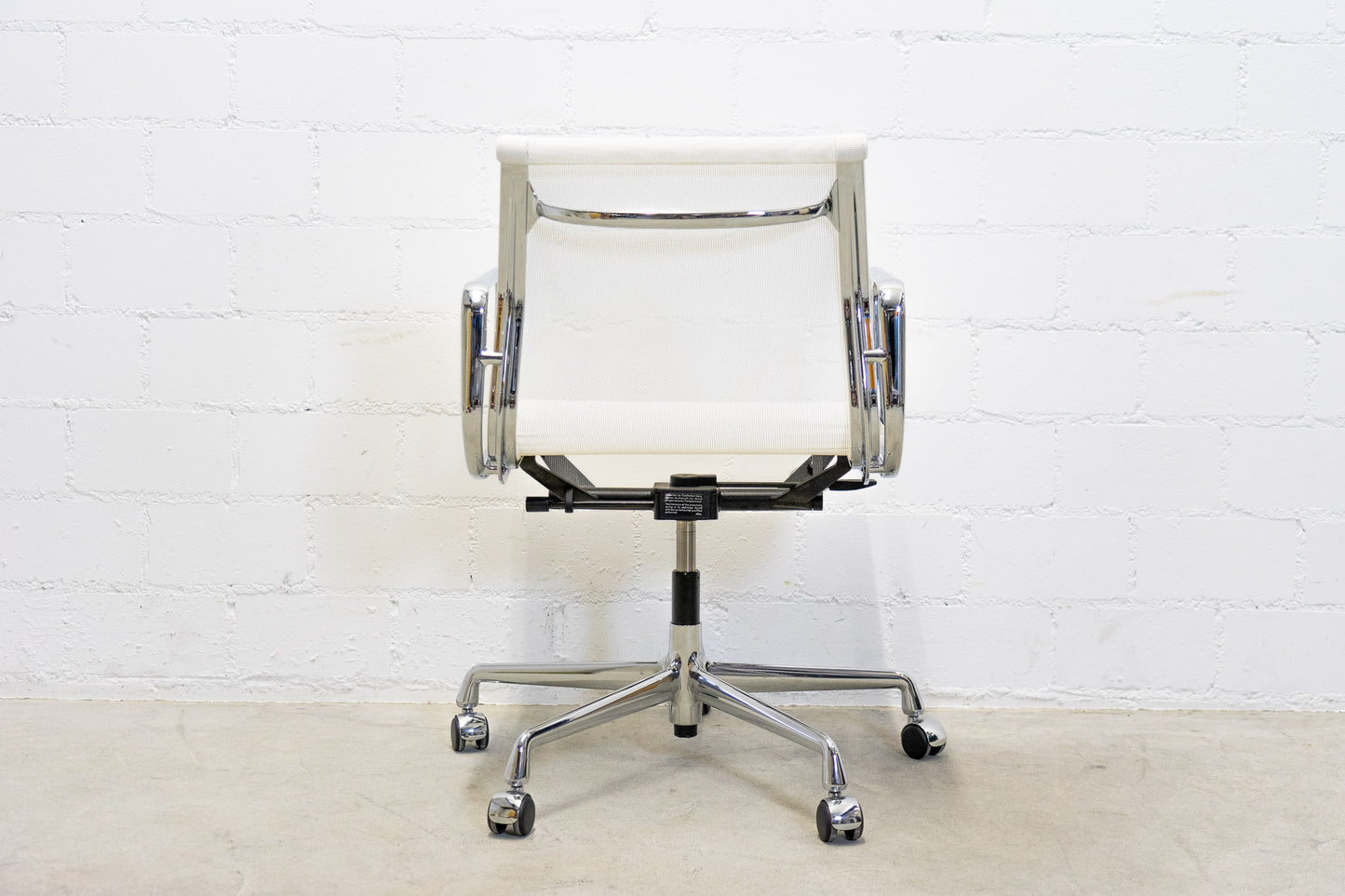 Vitra Aluminium Chair EA 117 Netz Weiss