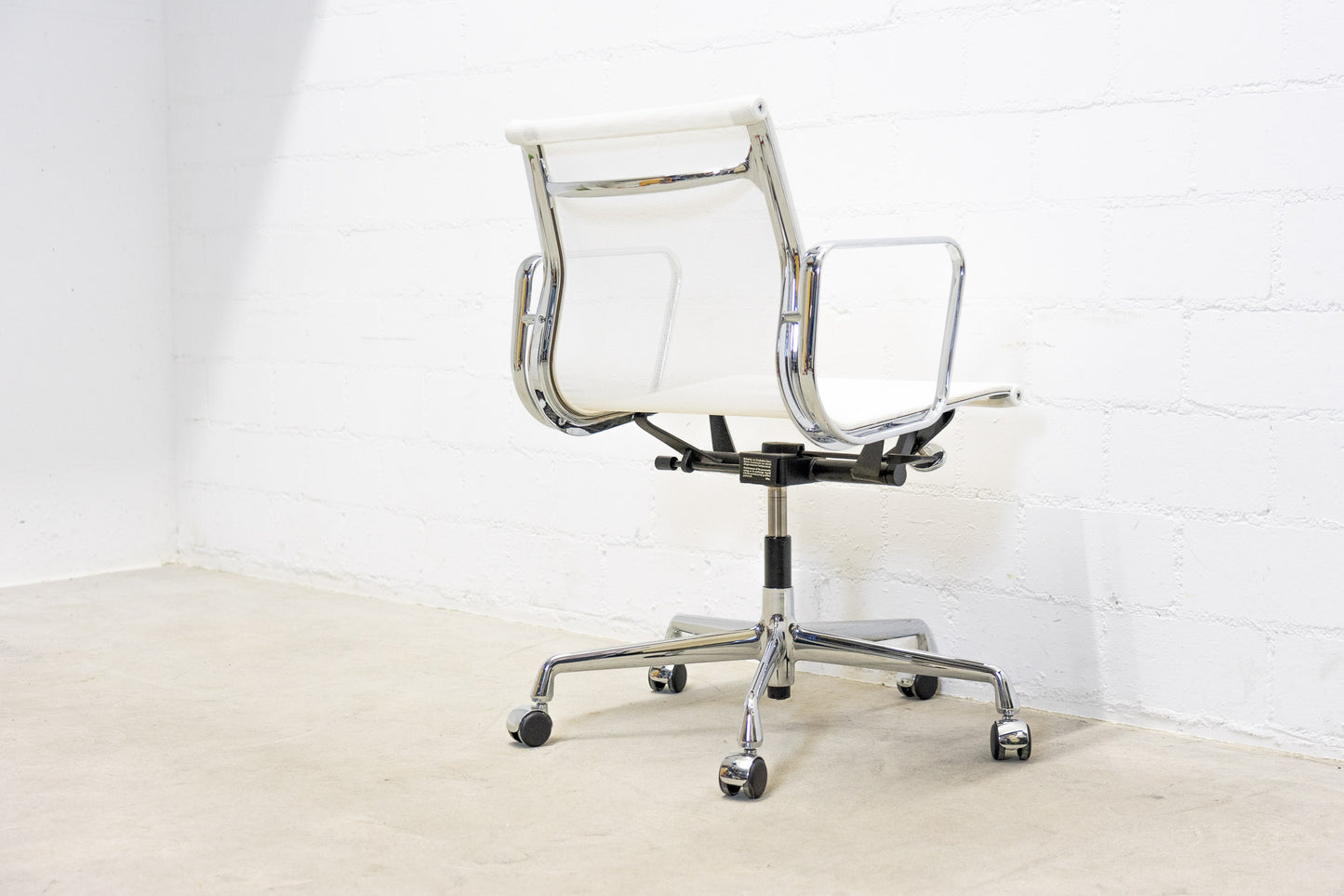 Vitra Aluminium Chair EA 117 Netz Weiss