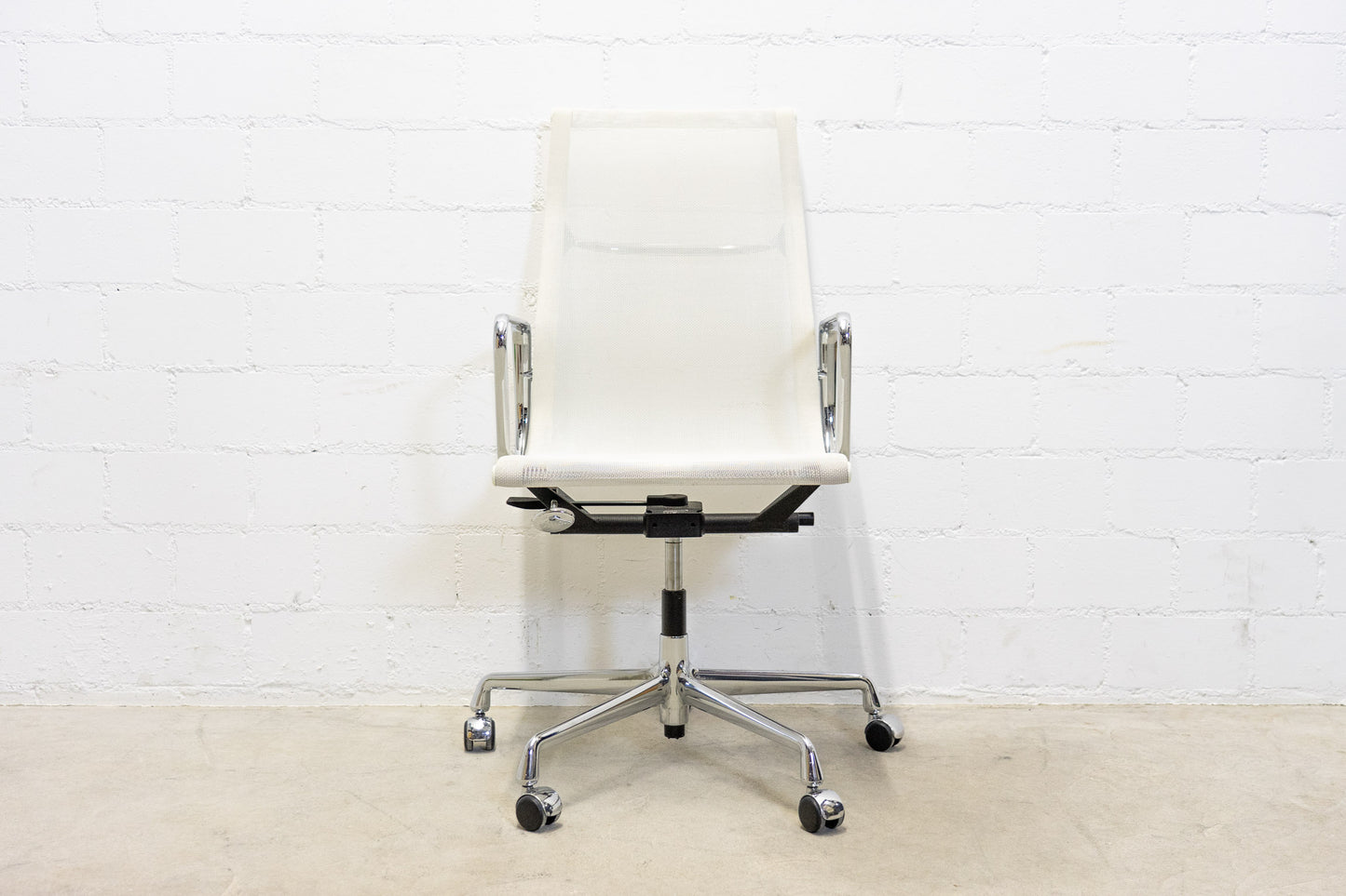 Vitra Aluminium Chair EA 119 Netz Weiss