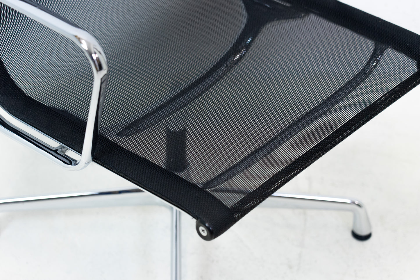 Vitra Eames Aluminium Chair EA 107 Netz Nr. 2