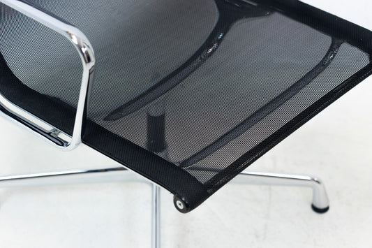 Vitra Eames Aluminium Chair EA 107 Netz Nr. 2