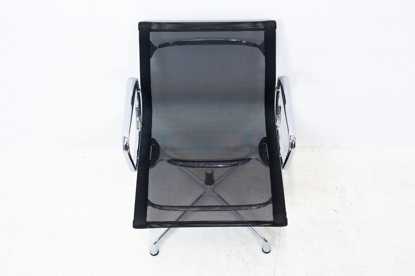 Vitra Eames Aluminium Chair EA 107 Netz Nr. 2