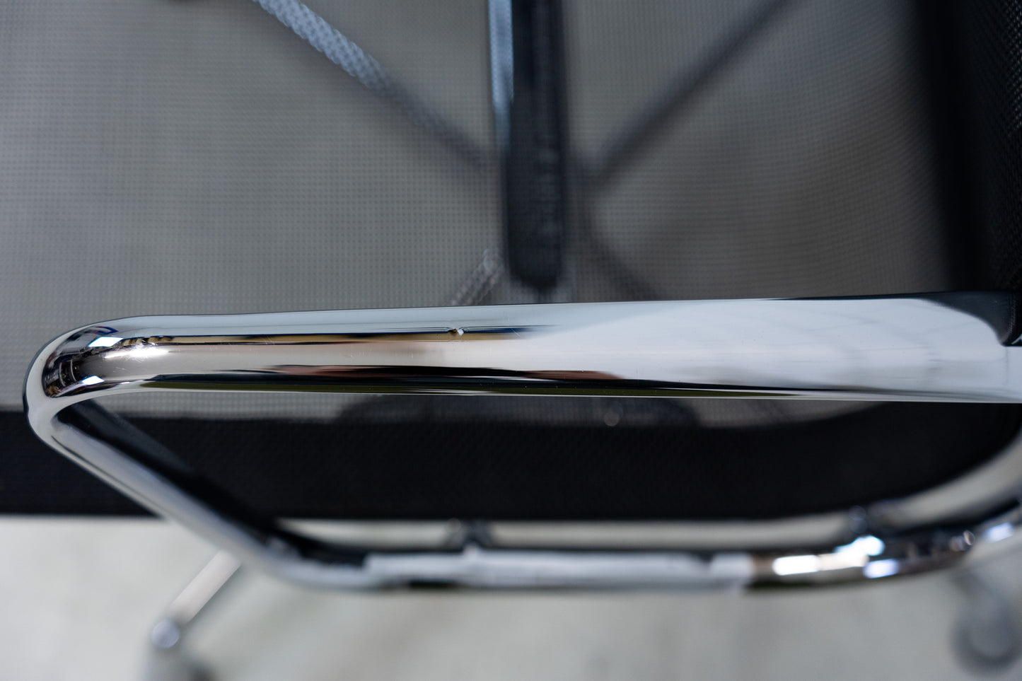 Vitra Eames Aluminium Chair EA 107 Netz Nr. 2