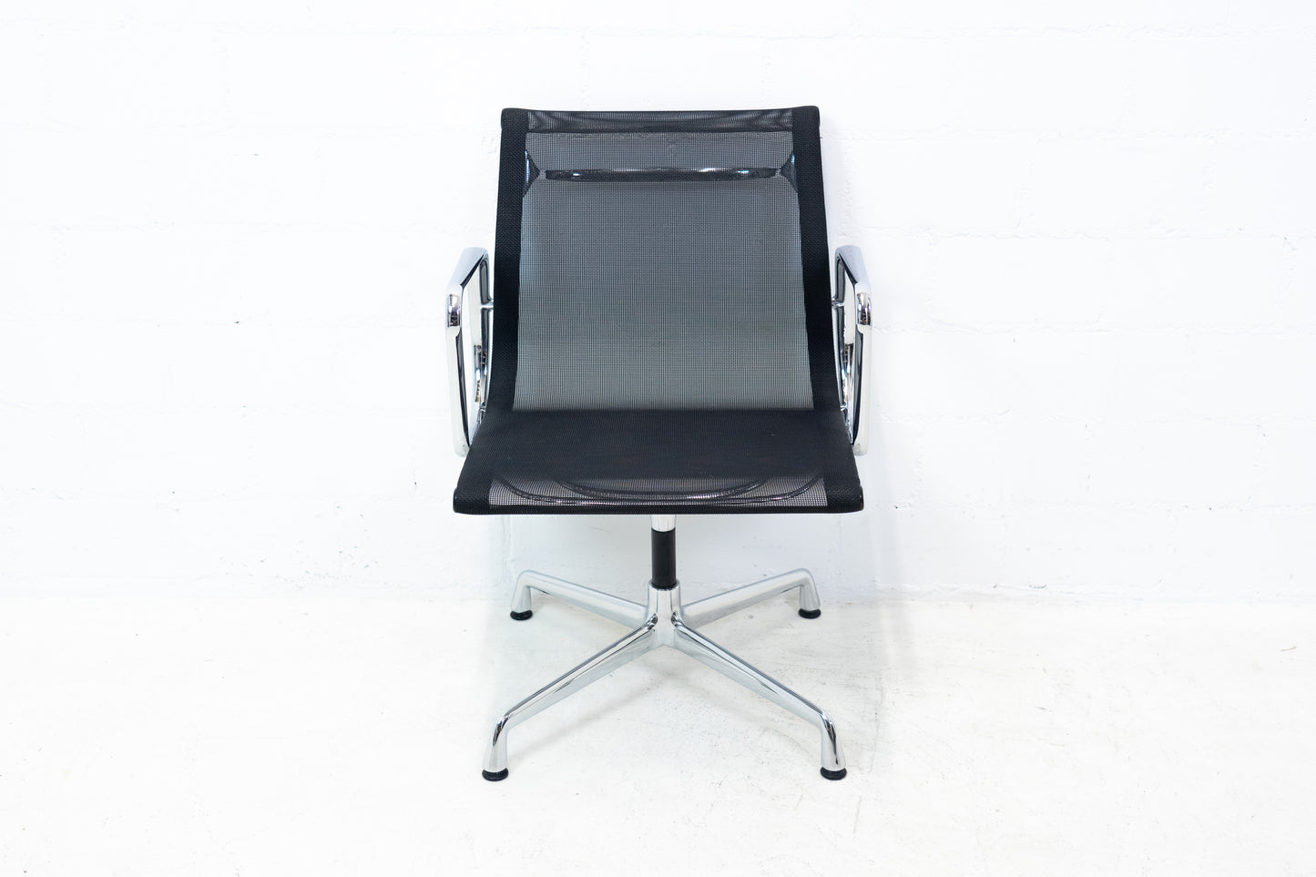 Vitra Eames Aluminium Chair EA 107 Netz Nr. 2