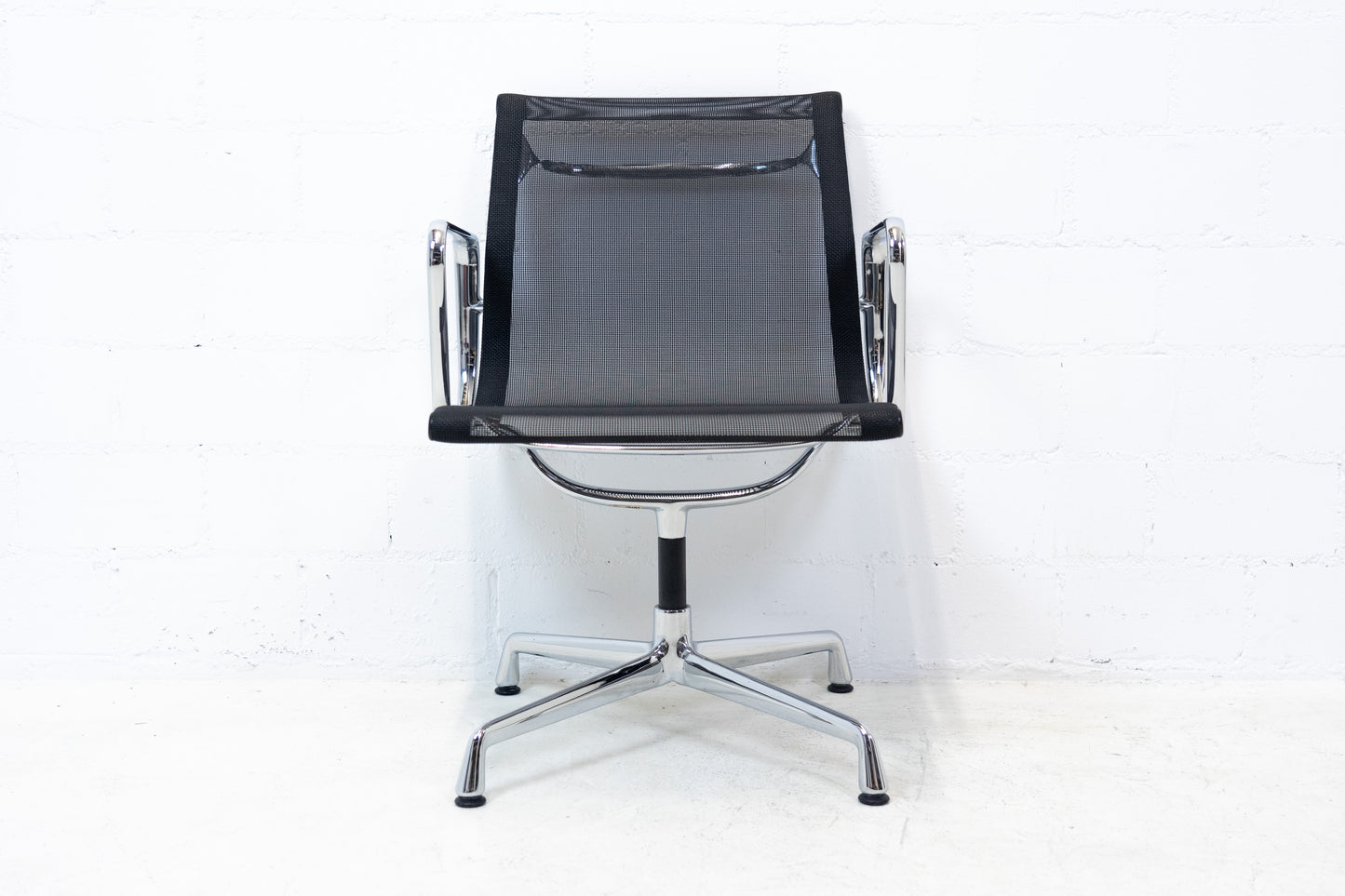 Vitra Eames Aluminium Chair EA 107 Netz Nr. 2