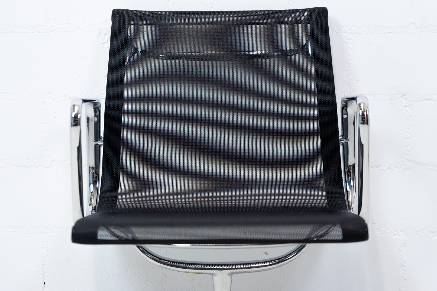 Vitra Eames Aluminium Chair EA 107 Netz Nr. 2