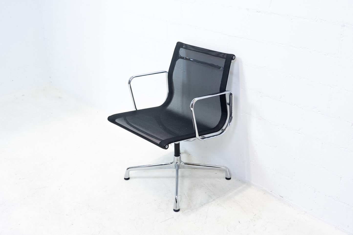 Vitra Eames Aluminium Chair EA 107 Netz Nr. 2