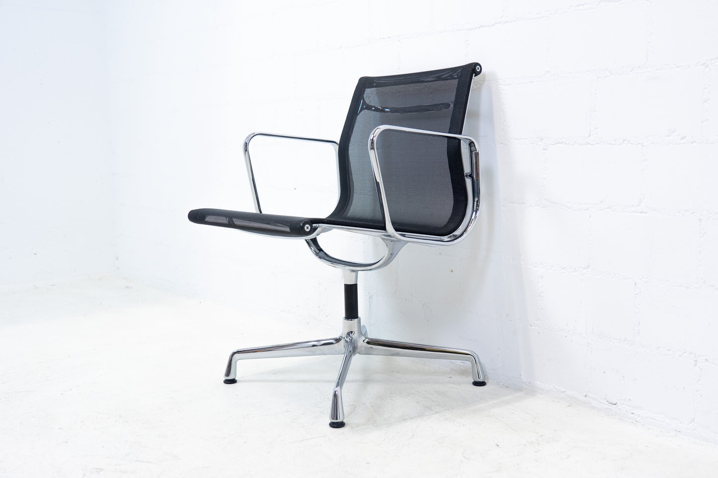 Vitra Eames Aluminium Chair EA 107 Netz Nr. 2