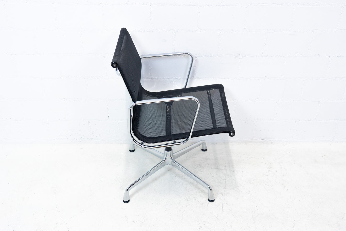 Vitra Eames Aluminium Chair EA 107 Netz Nr. 2