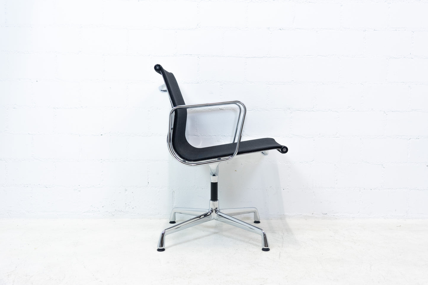 Vitra Eames Aluminium Chair EA 107 Netz Nr. 2