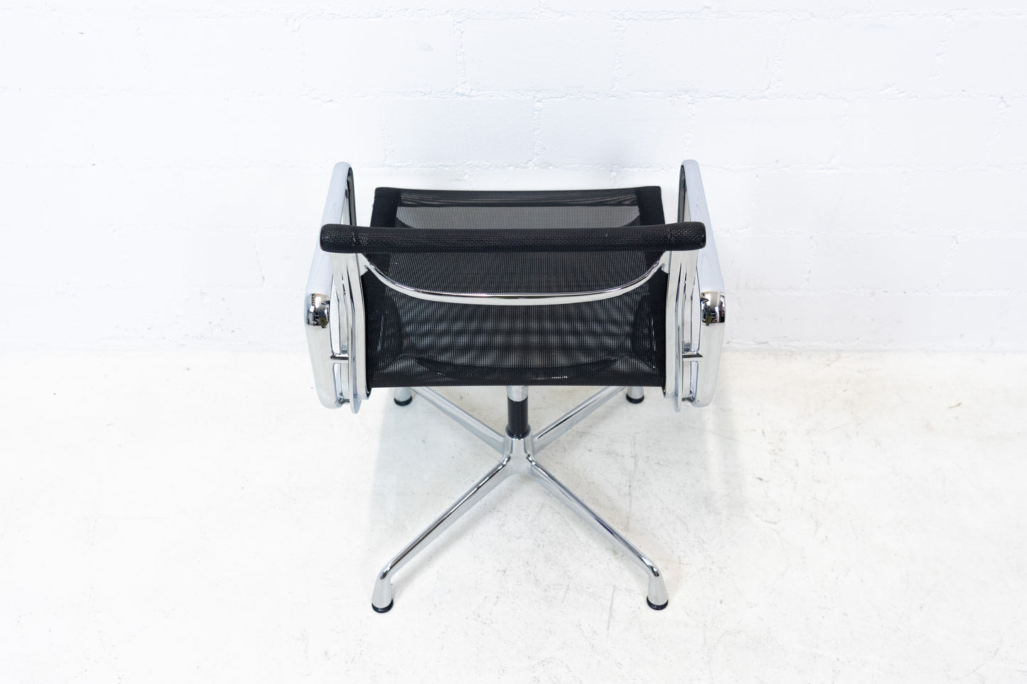 Vitra Eames Aluminium Chair EA 107 Netz Nr. 2