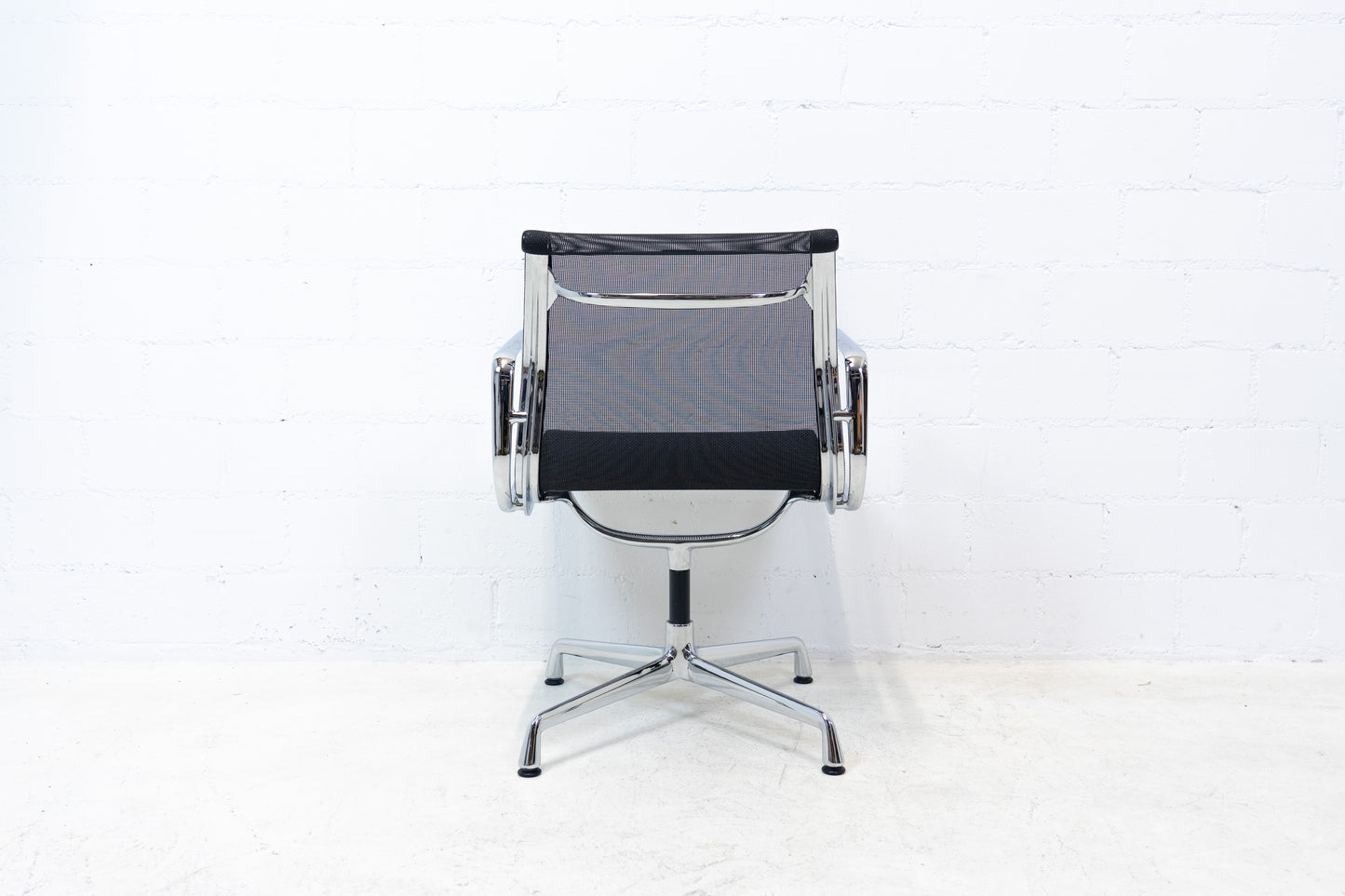 Vitra Eames Aluminium Chair EA 107 Netz Nr. 2