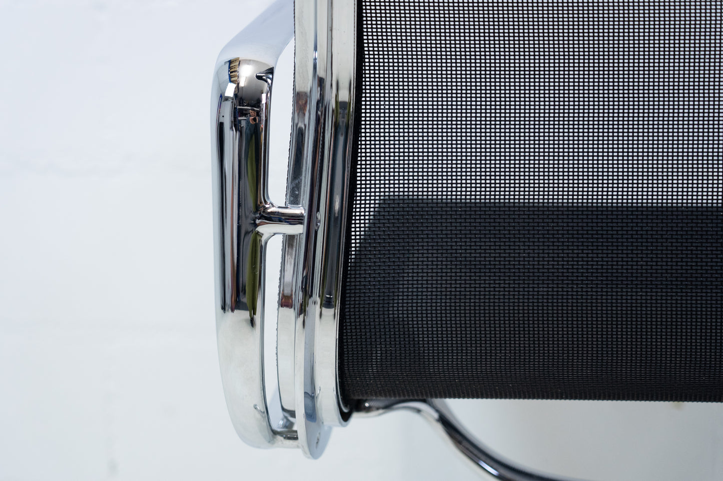 Vitra Eames Aluminium Chair EA 107 Netz Nr. 2