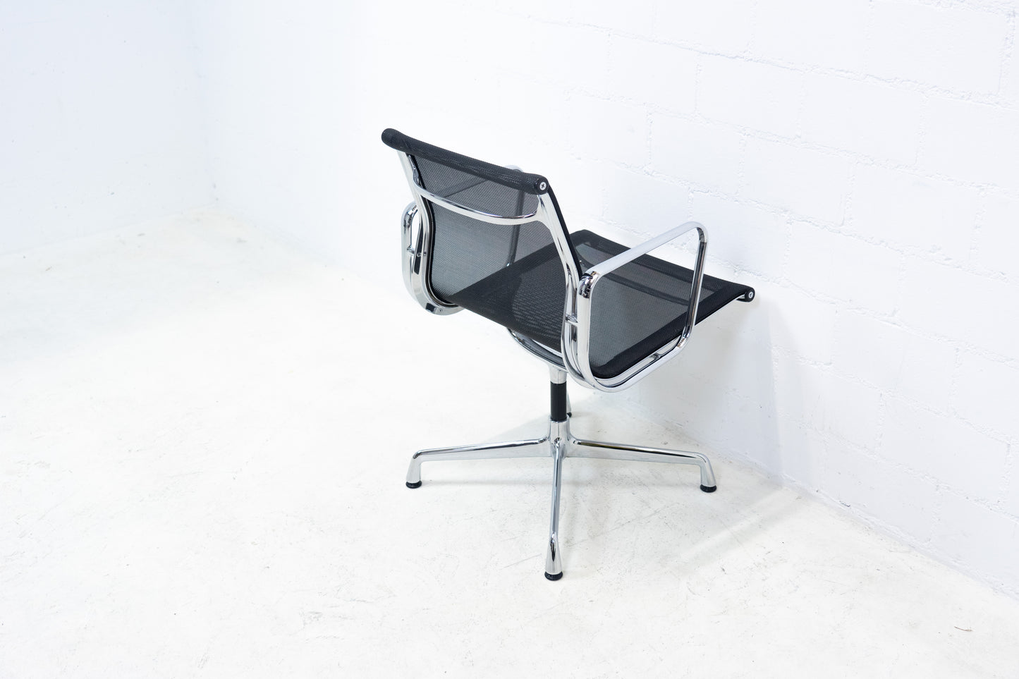 Vitra Eames Aluminium Chair EA 107 Netz Nr. 2