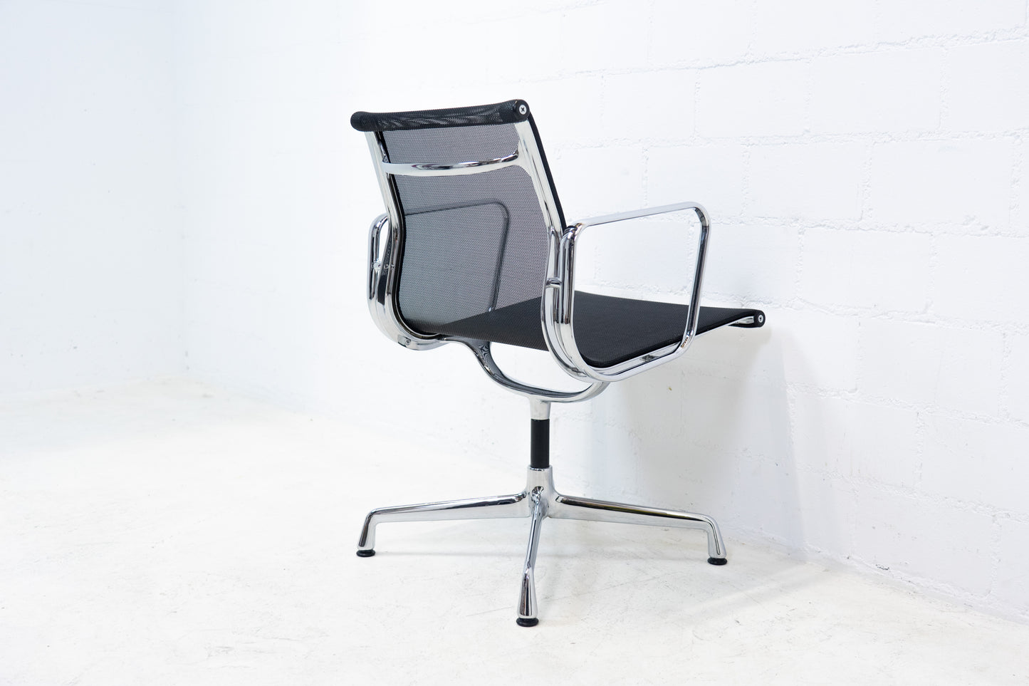 Vitra Eames Aluminium Chair EA 107 Netz Nr. 2