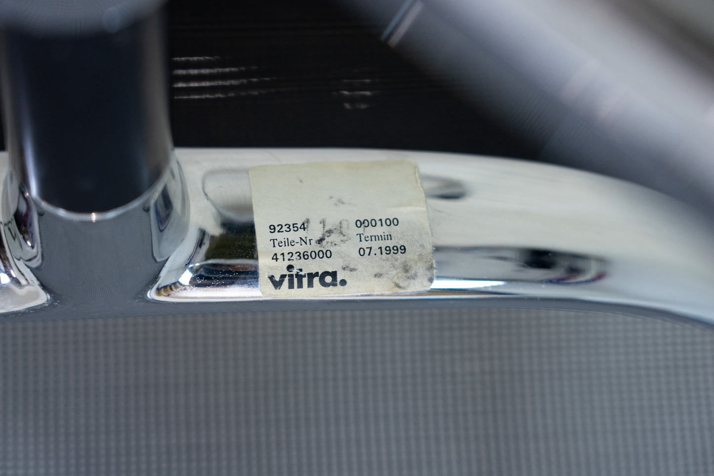 Vitra Eames Aluminium Chair EA 107 Netz Nr. 2