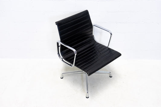 Vitra Eames Aluminium Chair EA 108 Leder