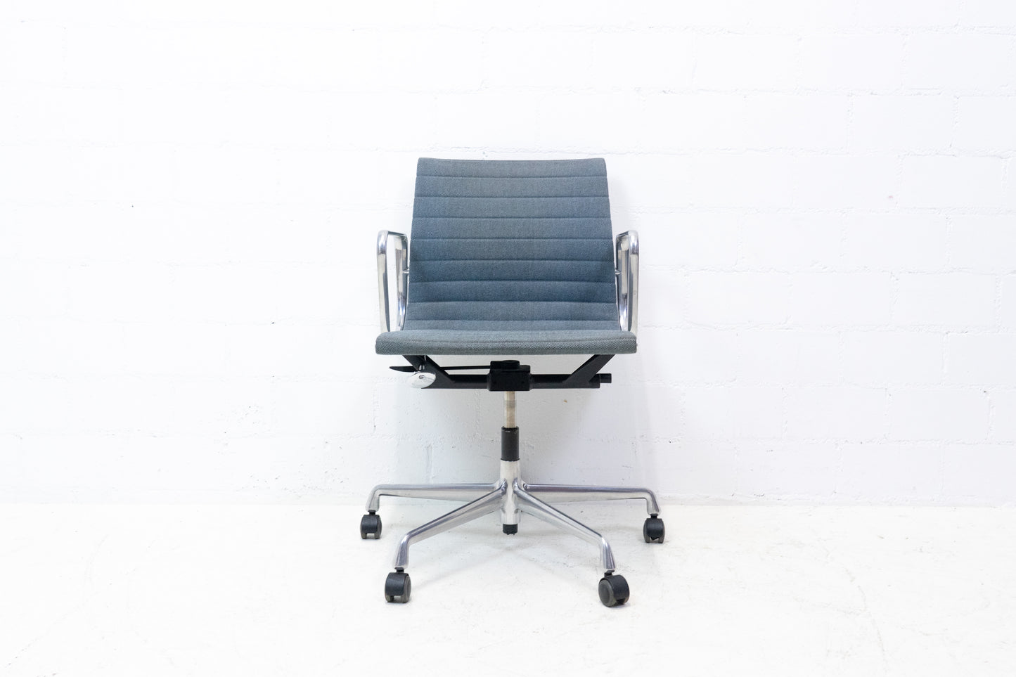 Vitra Aluminium Chair EA 117 Hopsak Nr. 8