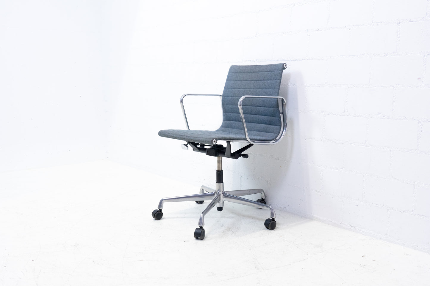 Vitra Aluminium Chair EA 117 Hopsak Nr. 8