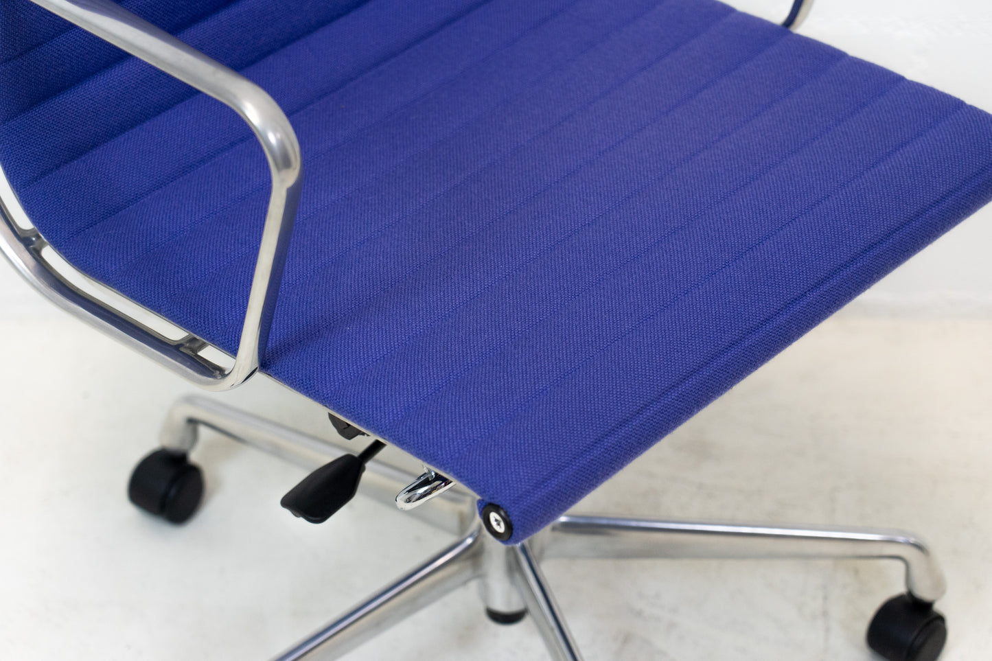 Vitra Aluminium Chair EA 117 Hopsak Nr. 3