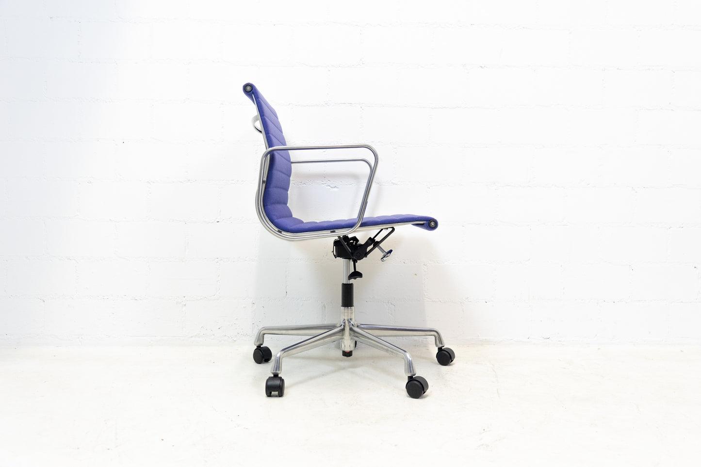 Vitra Aluminium Chair EA 117 Hopsak Nr. 3
