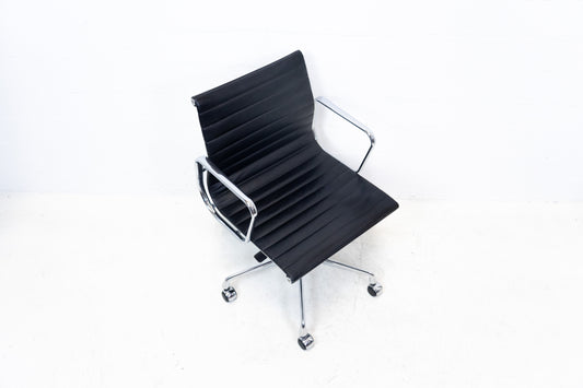 Vitra Aluminium Chair EA 117 Leder Nr. 4
