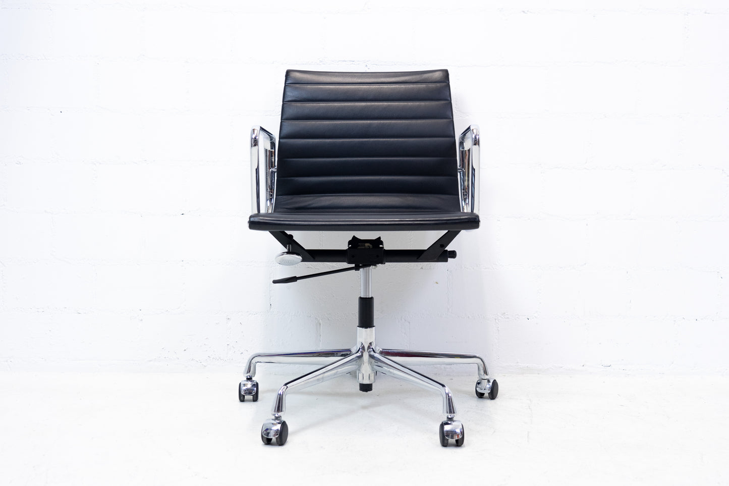 Vitra Aluminium Chair EA 117 Leder Nr. 4