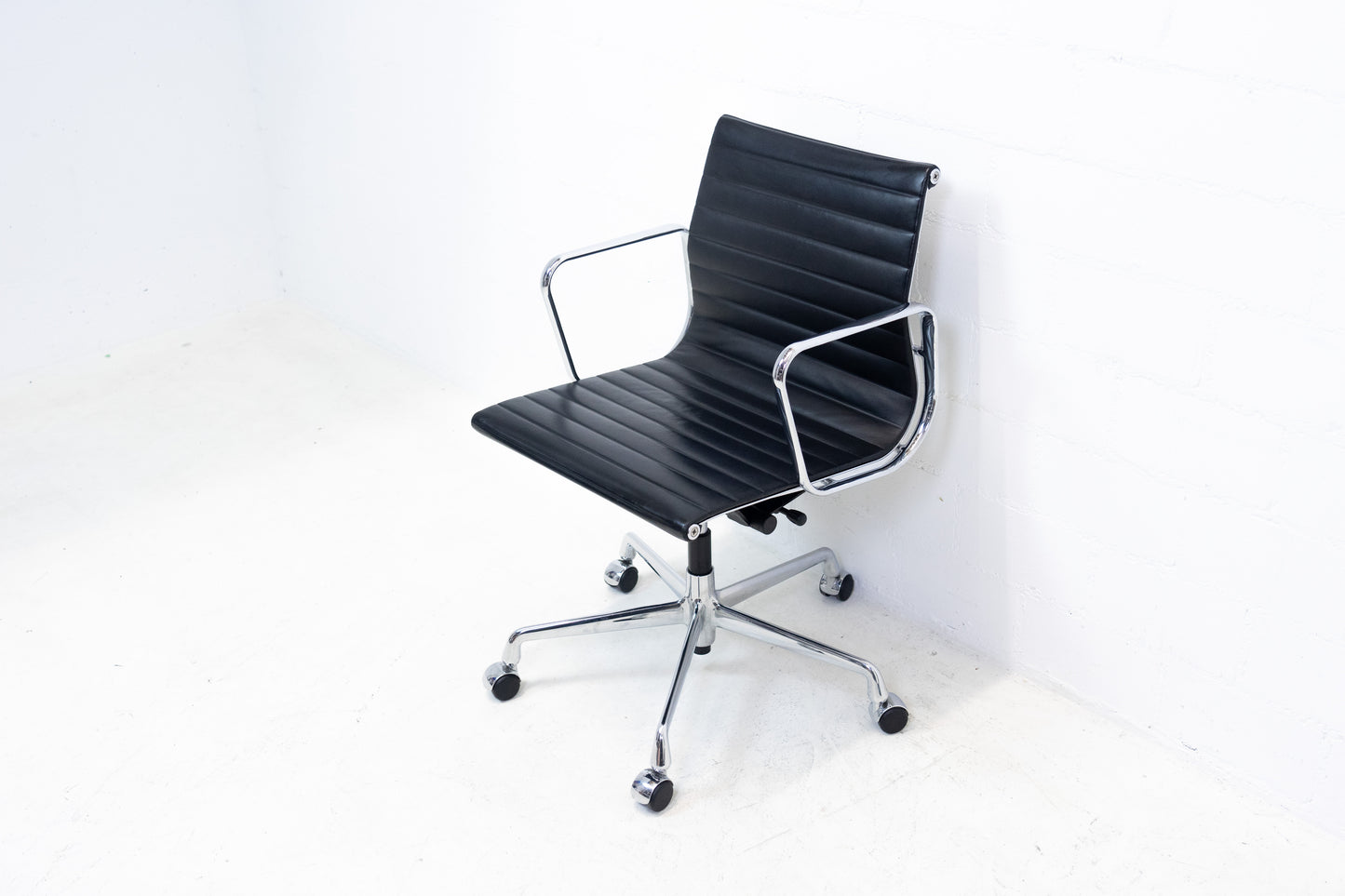 Vitra Aluminium Chair EA 117 Leder Nr. 4