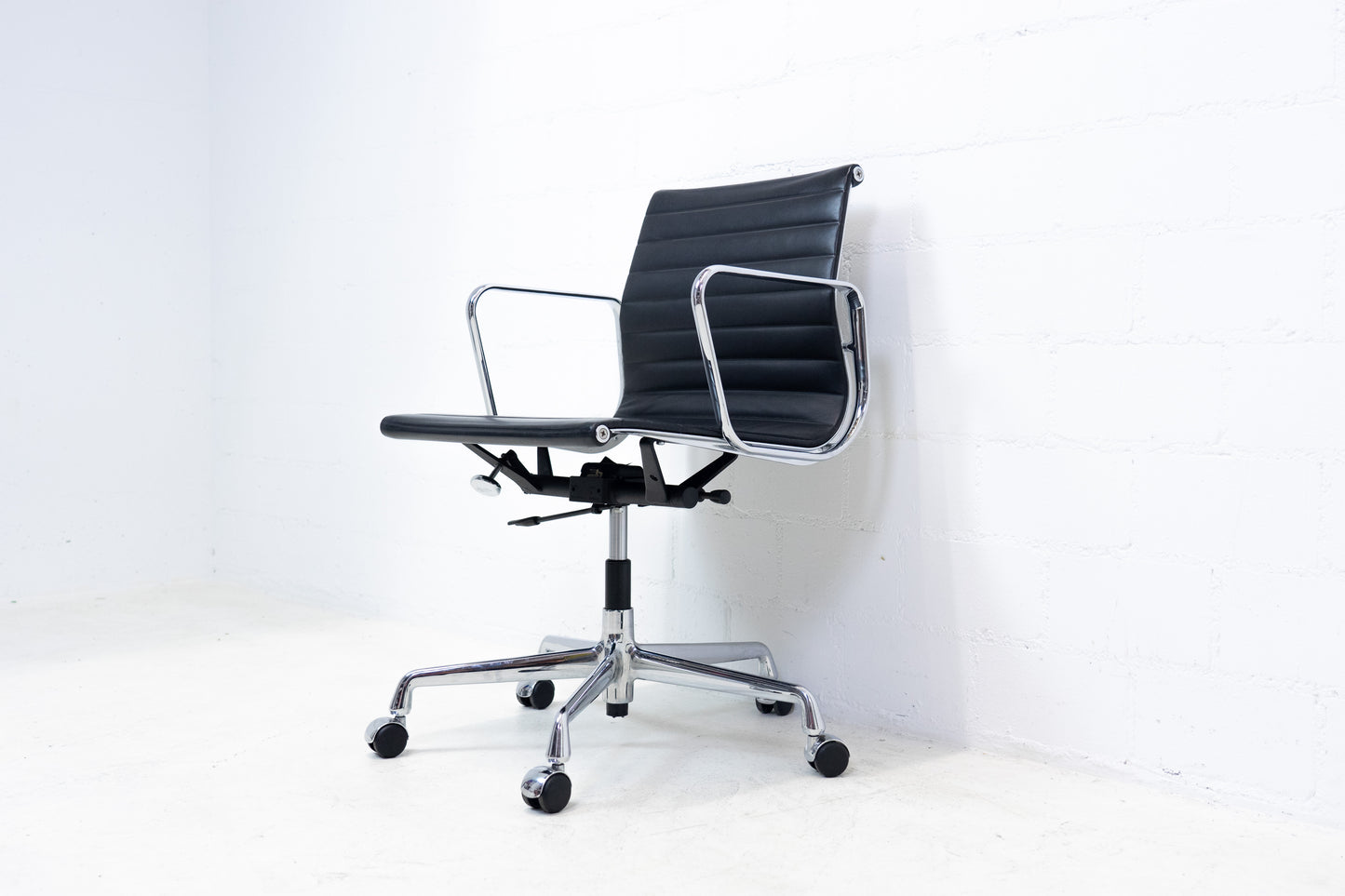 Vitra Aluminium Chair EA 117 Leder Nr. 4
