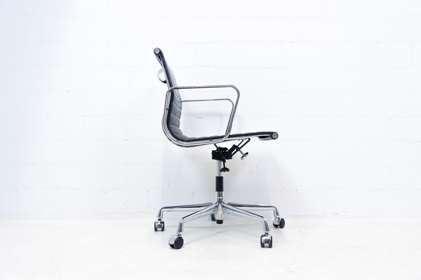 Vitra Aluminium Chair EA 117 Leder Nr. 4