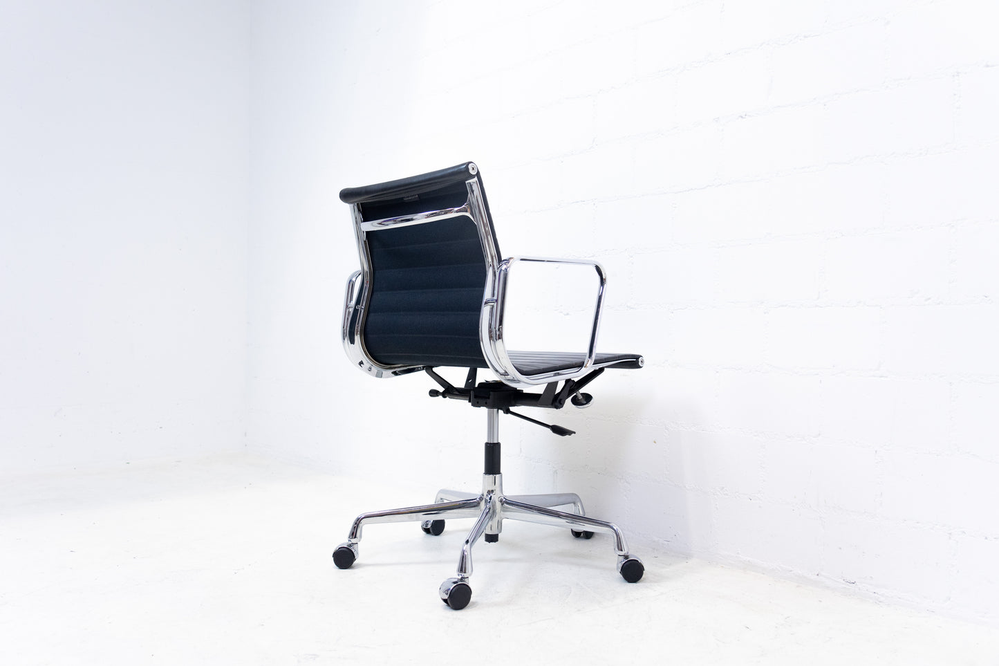Vitra Aluminium Chair EA 117 Leder Nr. 4