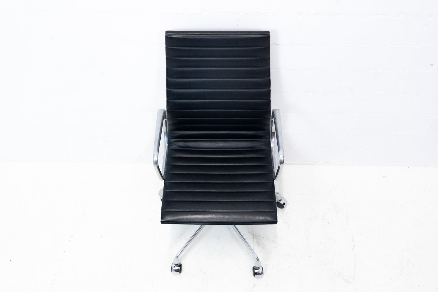 Vitra Aluminium Chair EA 119 Leder