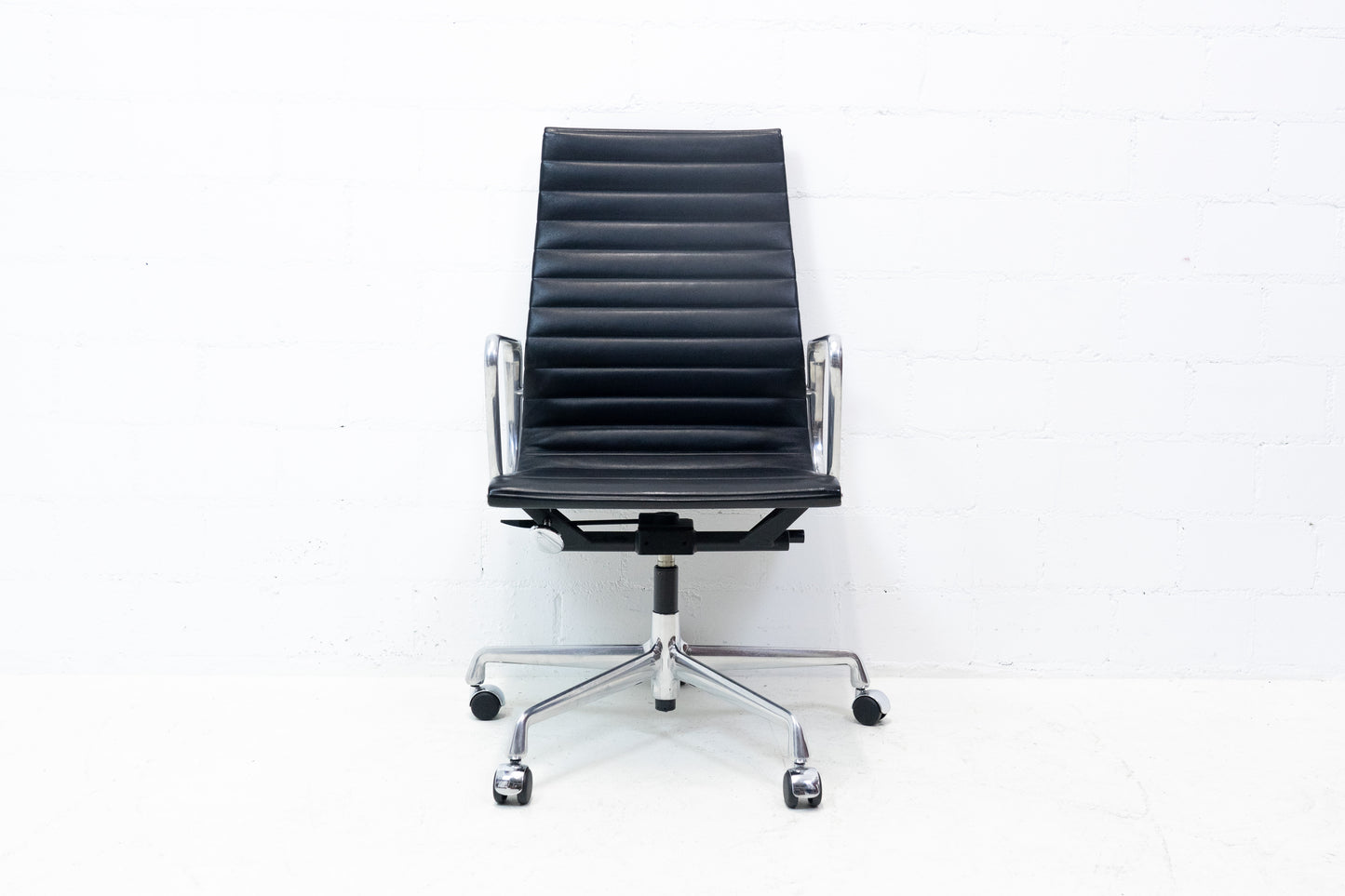 Vitra Aluminium Chair EA 119 Leder