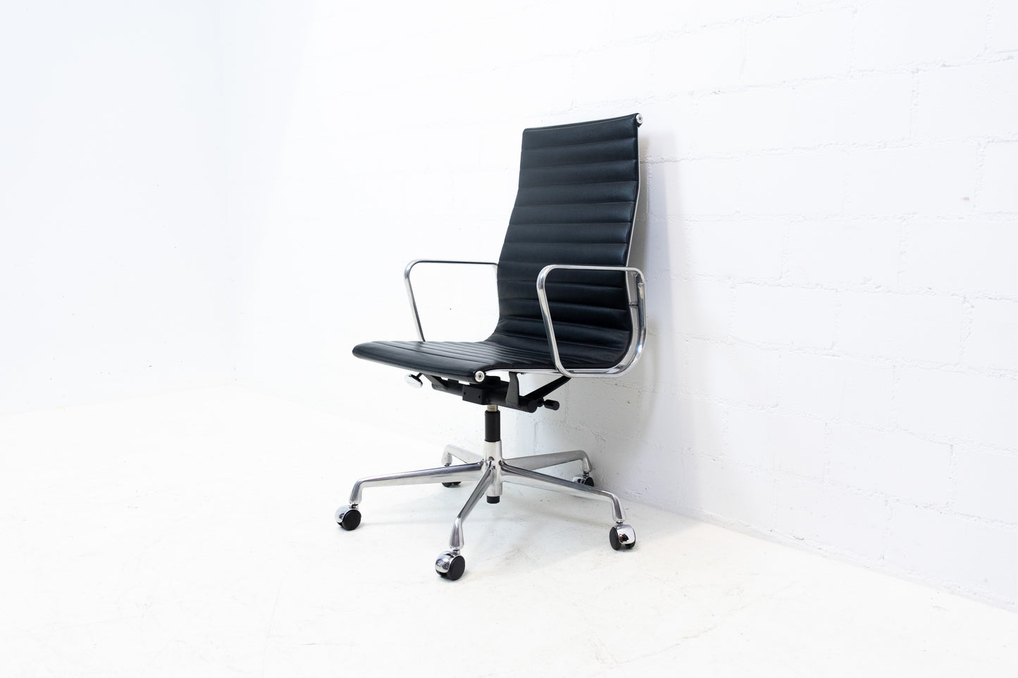 Vitra Aluminium Chair EA 119 Leder