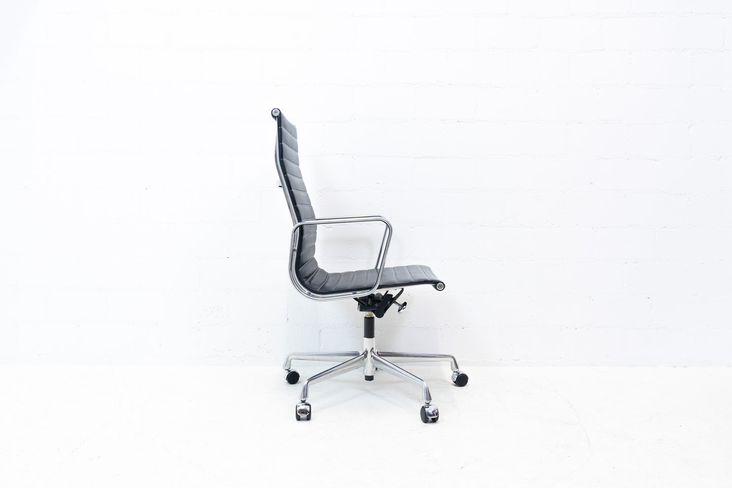 Vitra Aluminium Chair EA 119 Leder