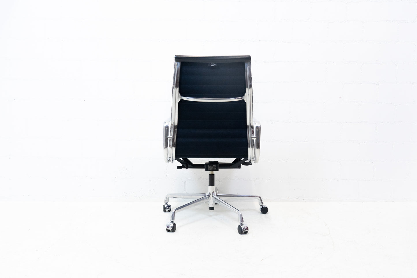 Vitra Aluminium Chair EA 119 Leder